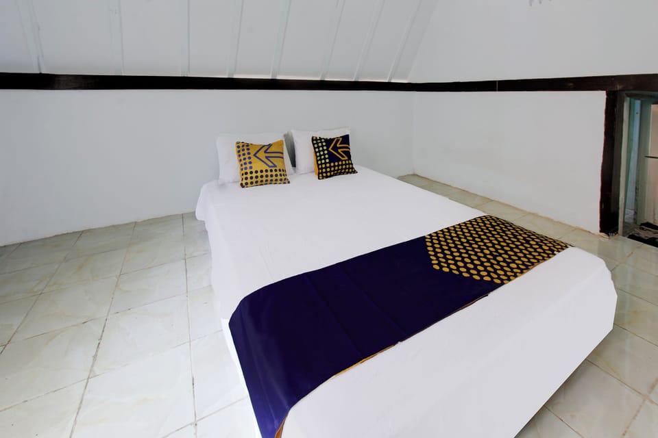 Deluxe Double Room | Laptop workspace, bed sheets