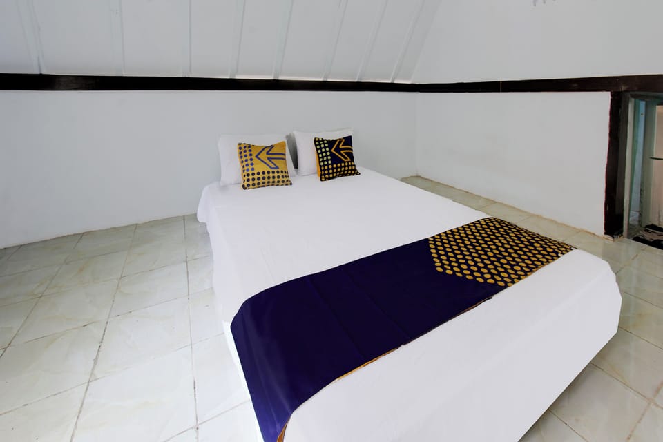 Deluxe Double Room | Laptop workspace, bed sheets