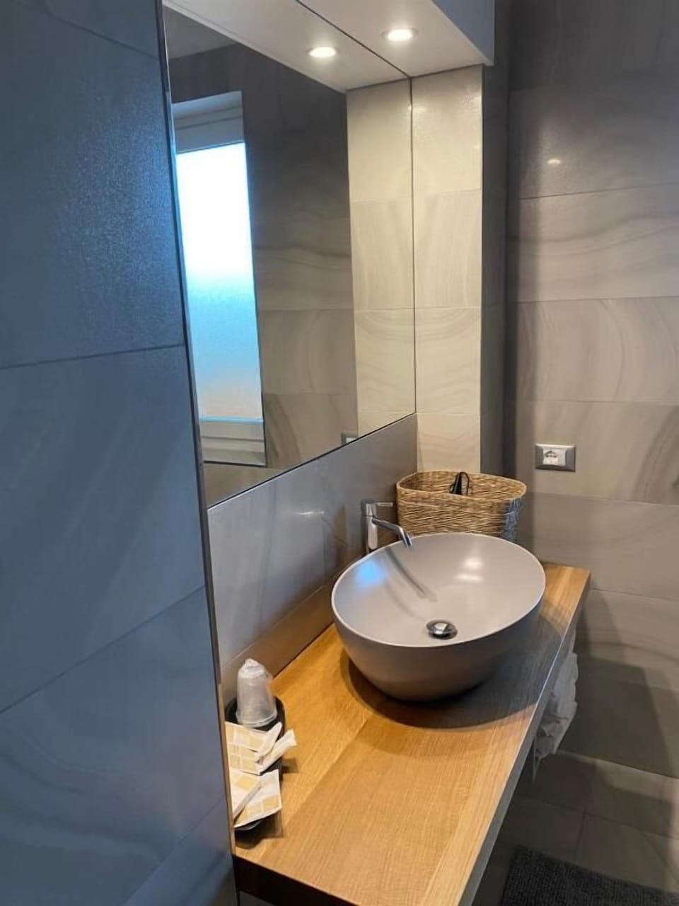 Superior Suite | Bathroom | Shower, hair dryer, bidet, towels