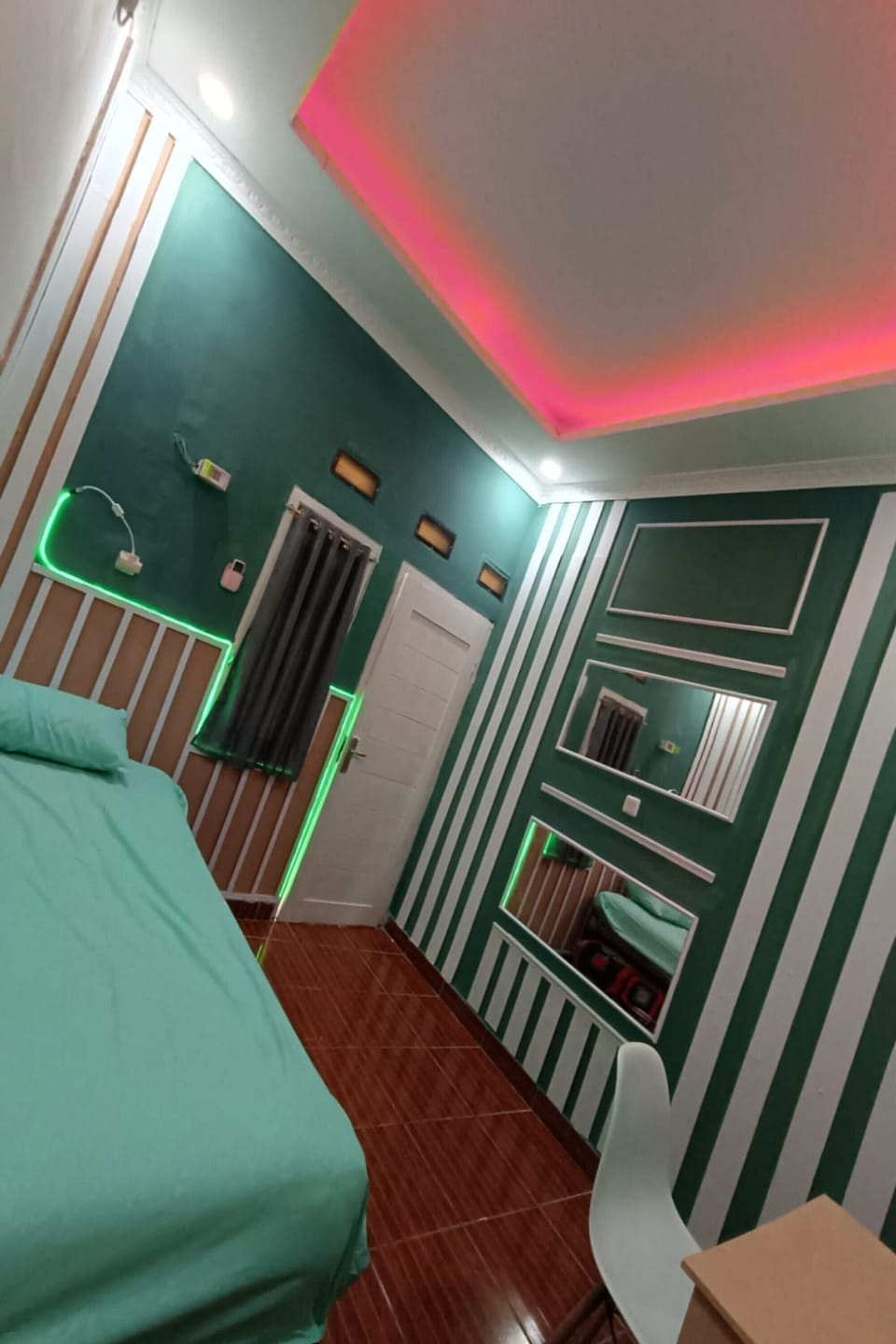 Standard Double Room | Desk, bed sheets