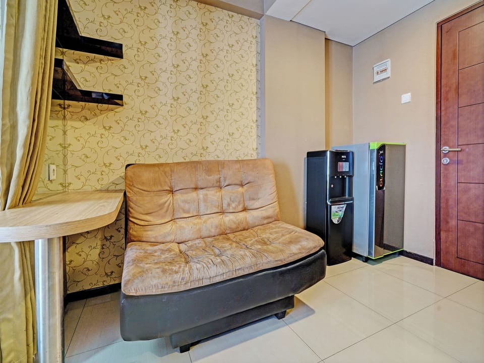 Deluxe Double Room | Living area | 32-inch flat-screen TV with cable channels