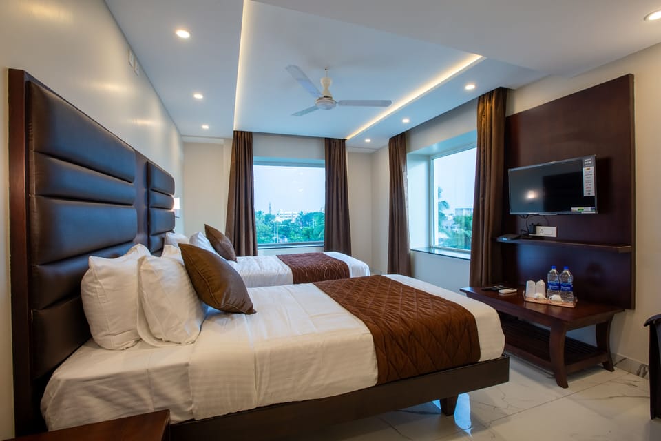 Grand Double or Twin Room | Desk, WiFi (free), bed sheets
