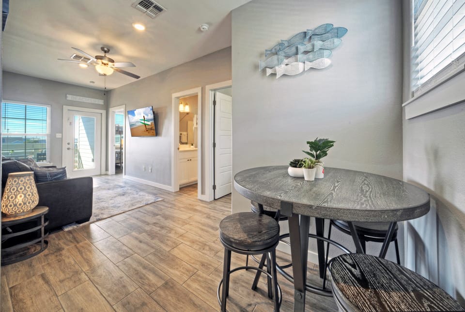 Dine at the breakfast nook in the lower-level lounge.