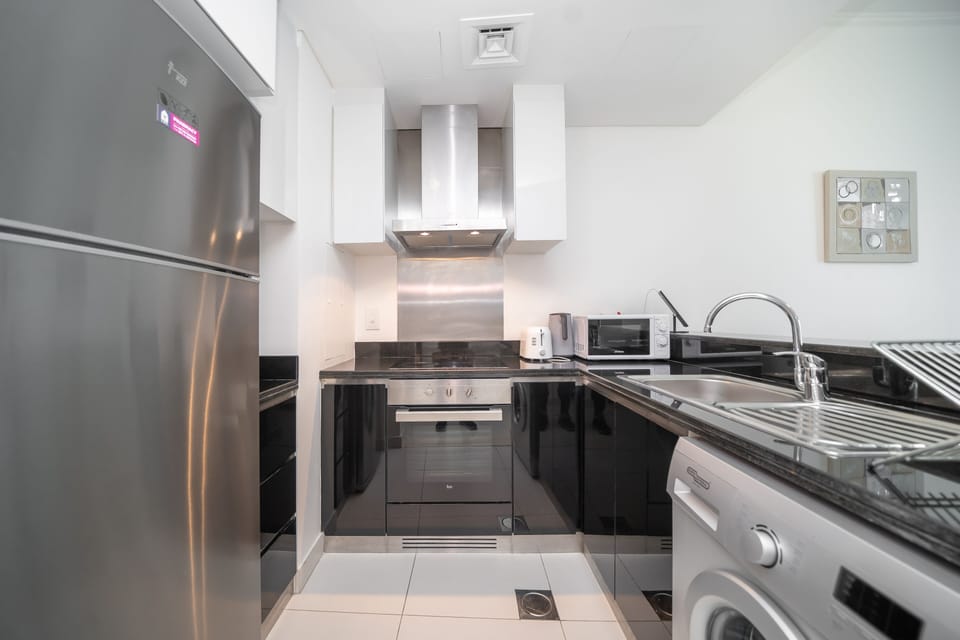 Superior Apartment | Private kitchen | Full-size fridge, microwave, oven, stovetop