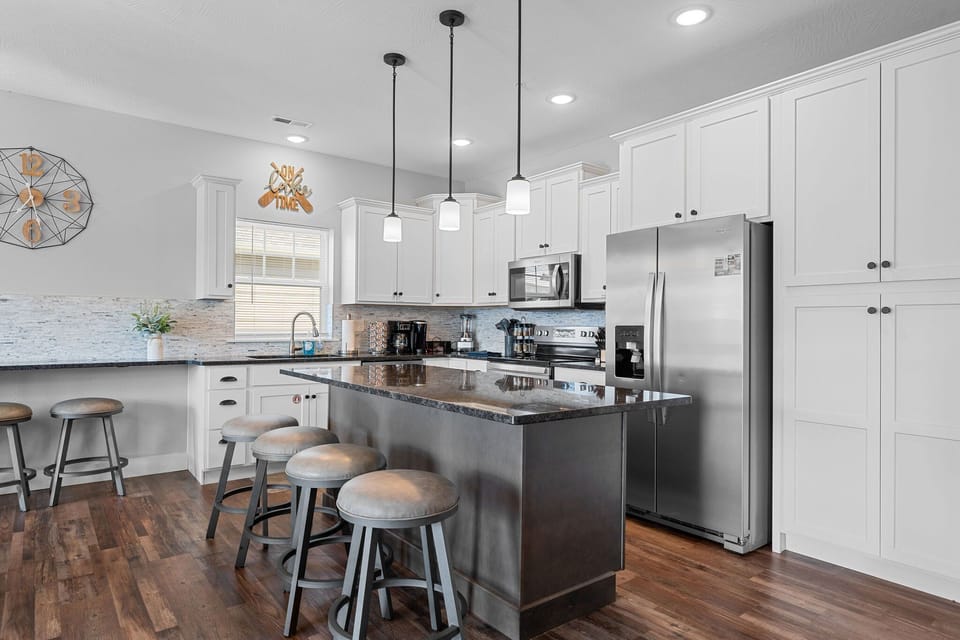 Full Kitchen - Bar Seating