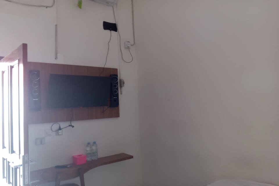 Standard Double Room | Desk, bed sheets