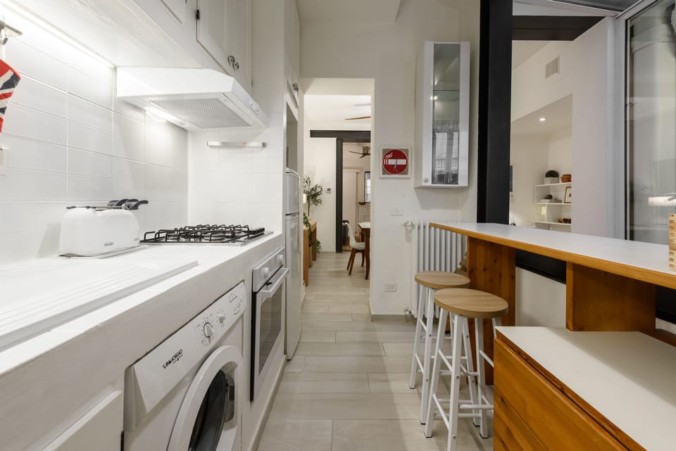 Deluxe Apartment | Private kitchen | Full-size fridge, microwave, oven, stovetop