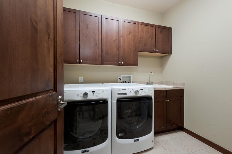 Full size washer/dryer (Laundry detergent provided)