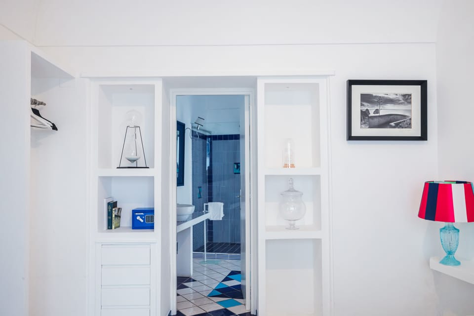 Deluxe Room | 1 bedroom, minibar, in-room safe, iron/ironing board