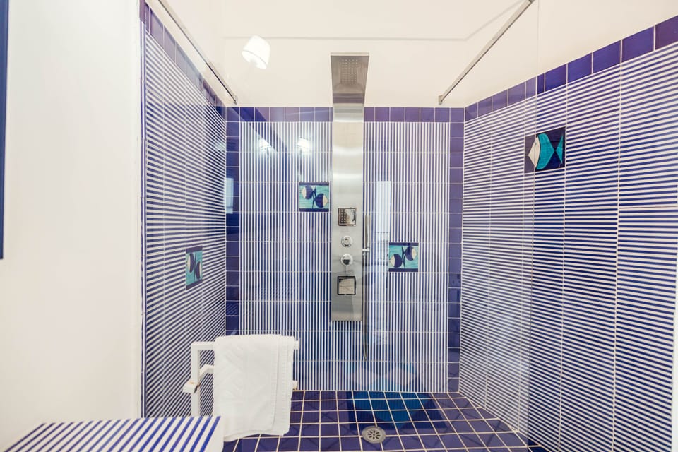 Deluxe Room | Bathroom | Free toiletries, hair dryer, bidet