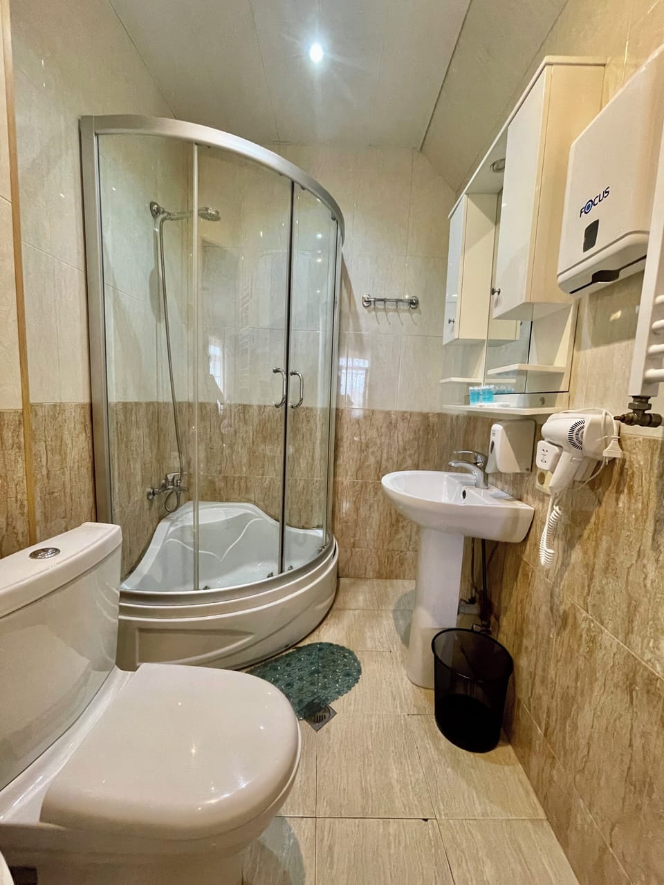 Family Room | Bathroom | Free toiletries, hair dryer, slippers