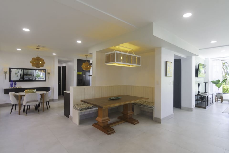 Condo, 6 Bedrooms | Dining