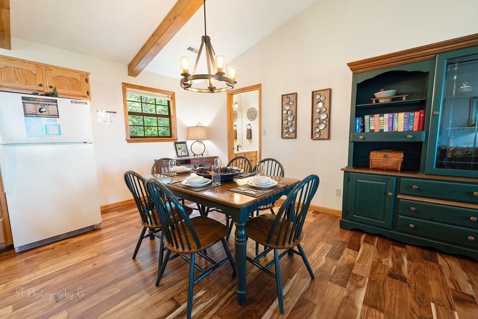 Cabin, 2 Bedrooms | Dining