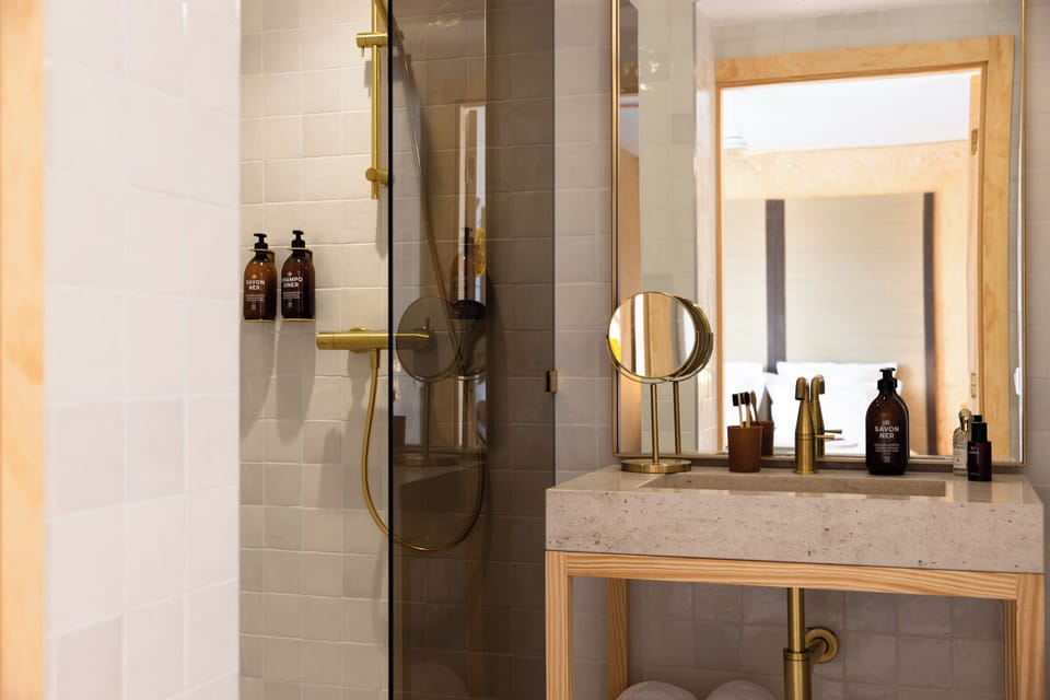 Suite Supérieure, Jardin ou Loggia | Bathroom | Combined shower/tub, rainfall showerhead, hair dryer, towels