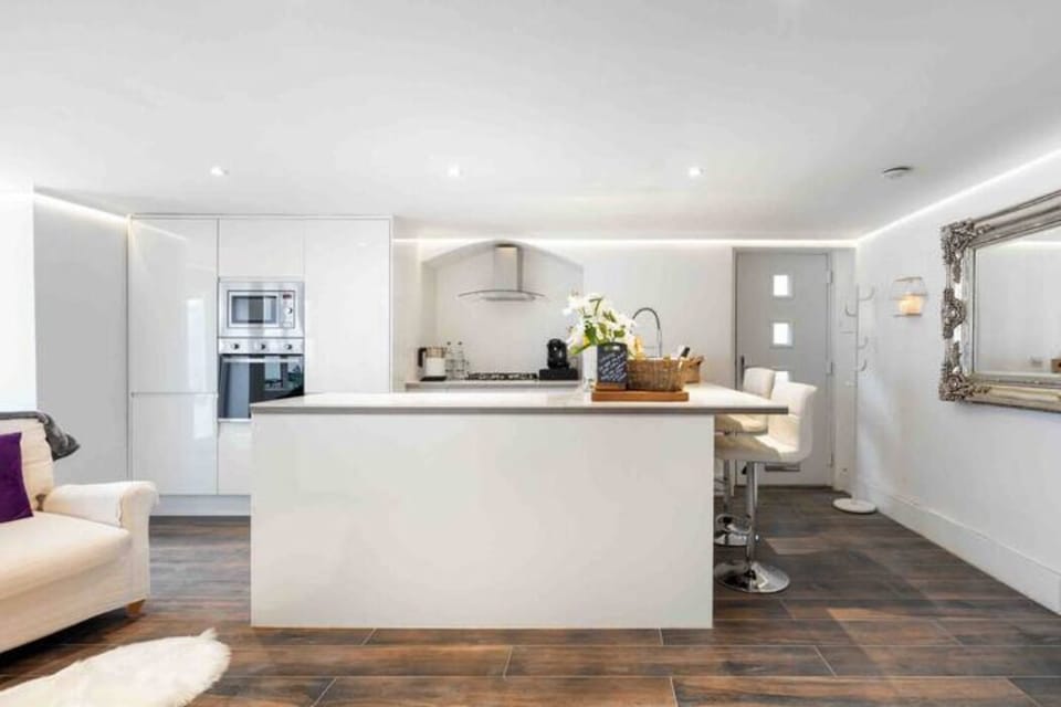 Fully equipped kitchen - all amenities for cooking or enjoying a take away!