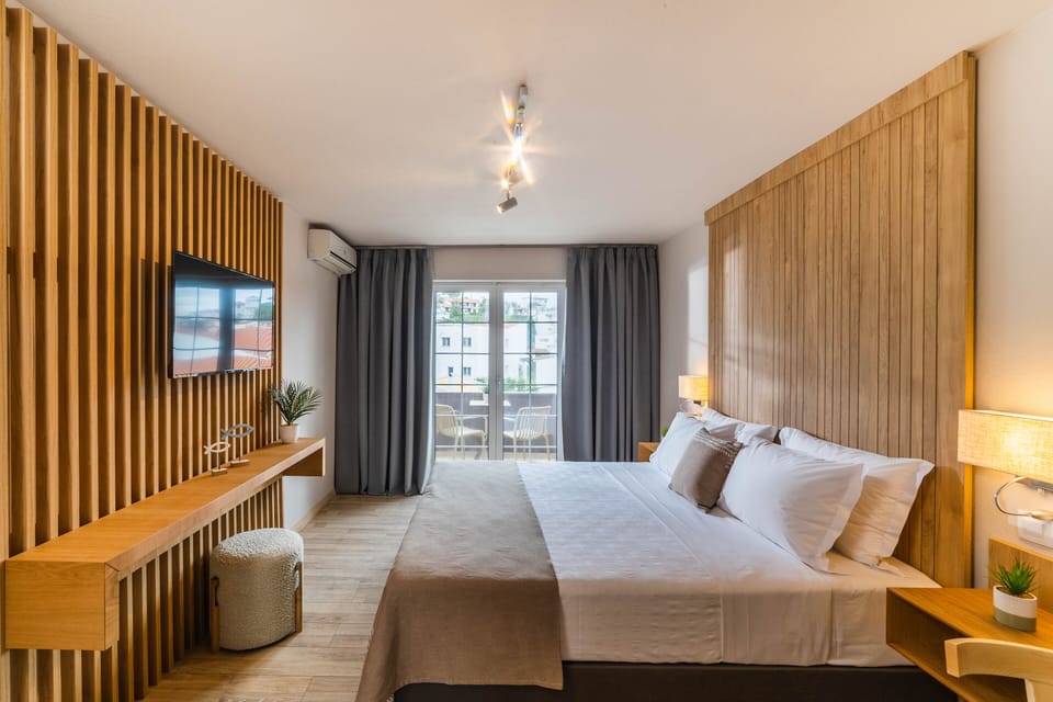 Standard Room | 1 bedroom, in-room safe, laptop workspace, blackout drapes