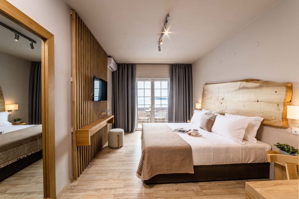 Premium Room | 1 bedroom, in-room safe, laptop workspace, blackout drapes
