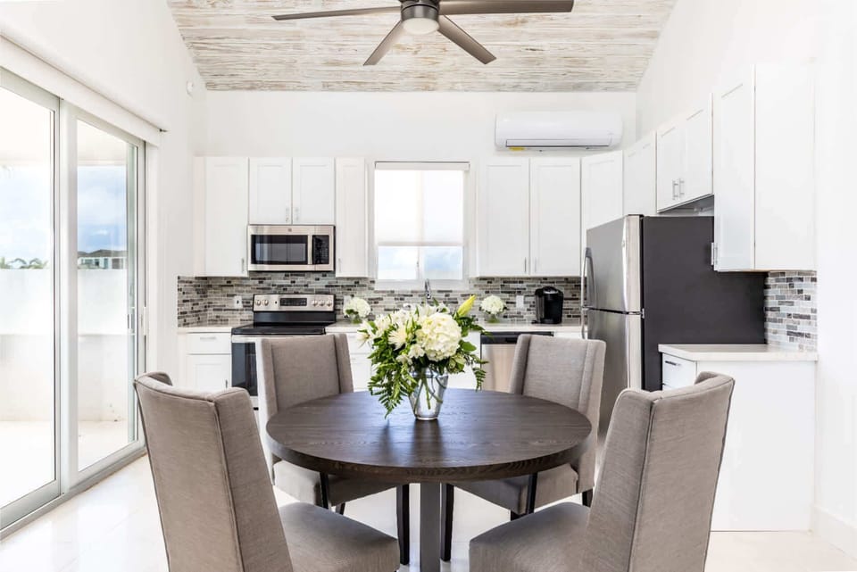 Guest House - Indoor dining table
