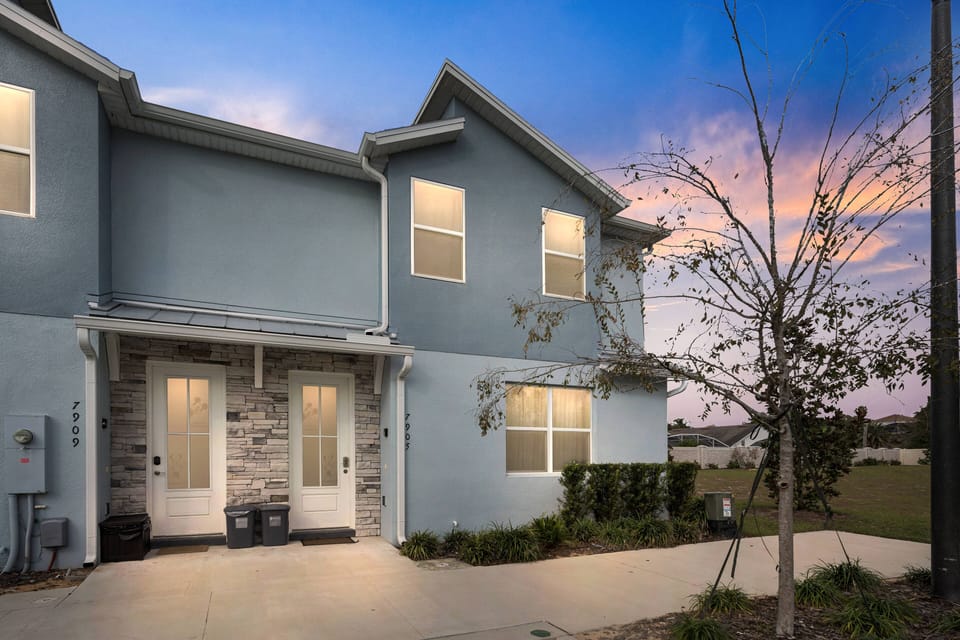 Discover the welcoming blue exterior that enhances sunset views. Inside, enjoy clean lines and stone accents that invite comfort. The spacious outdoor area is ideal for relaxation and soaking in the beauty of your surroundings.