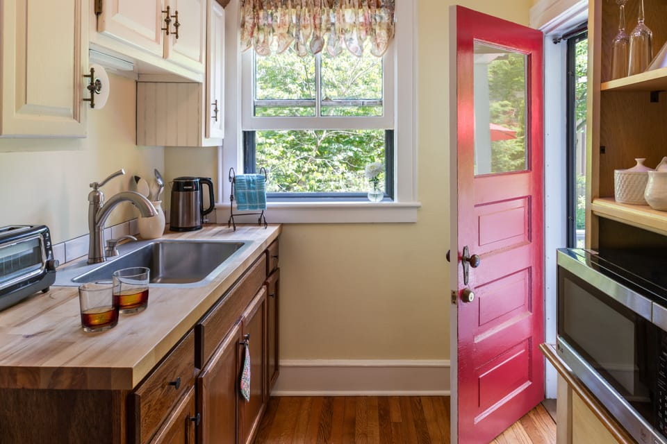 Superior Cottage | Private kitchen | Shared fridge, microwave, coffee/tea maker