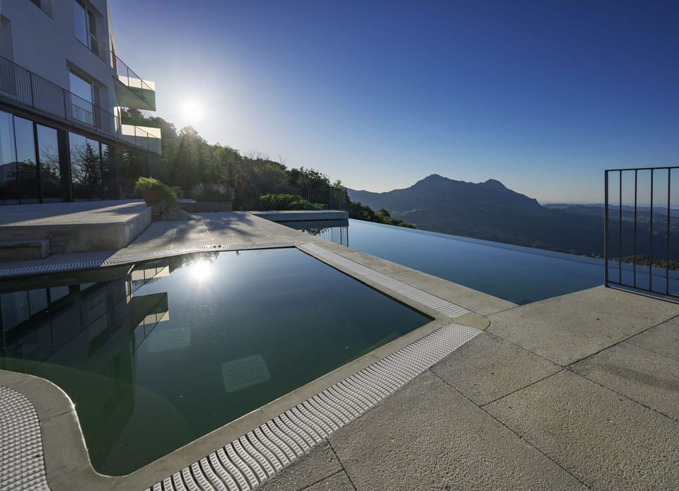 Early morning sun on the jacuzzi and pool.