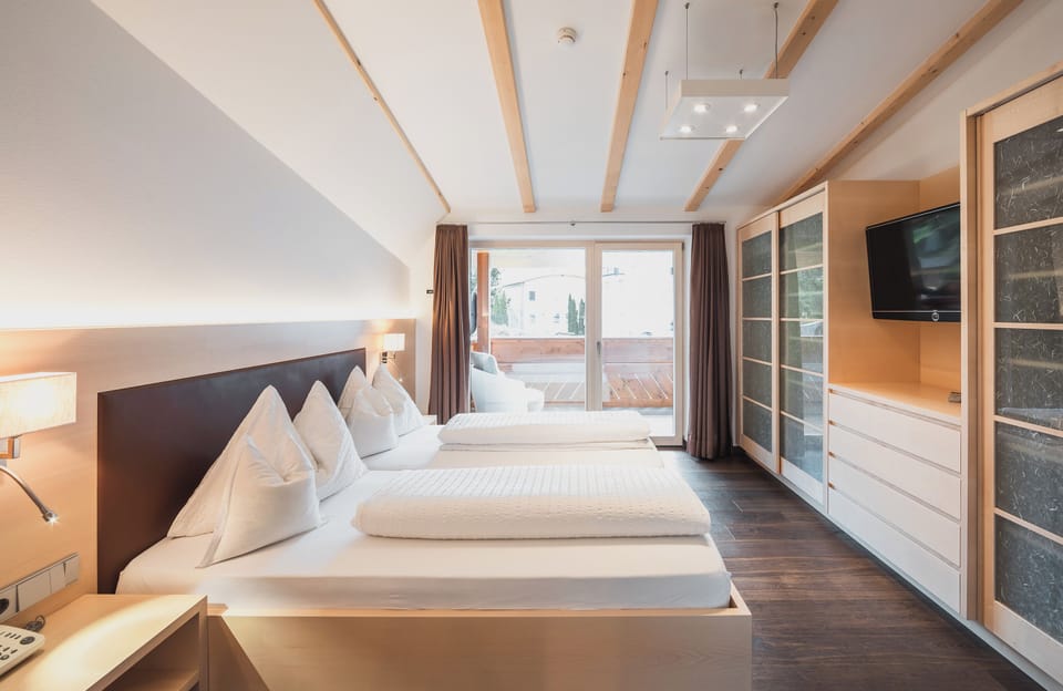 Junior Suite | Desk, laptop workspace, free WiFi