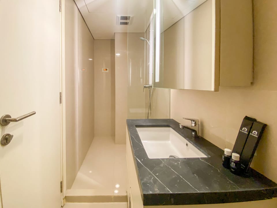 Studio | Bathroom | Shower, towels