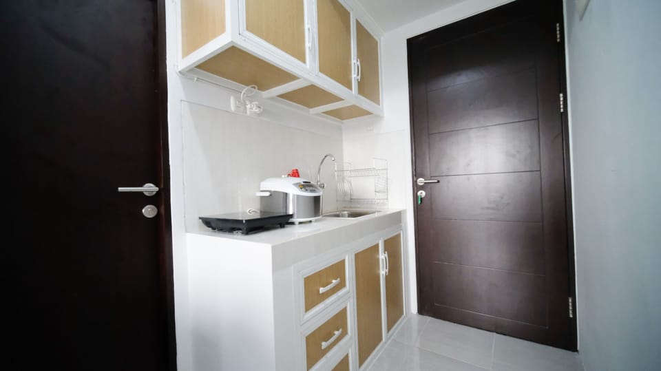 Studio | Private kitchen | Full-size fridge, stovetop