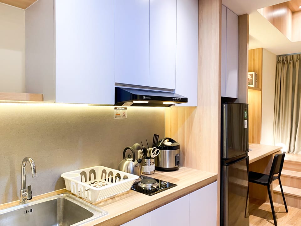 Studio | Private kitchen | Full-size fridge, stovetop