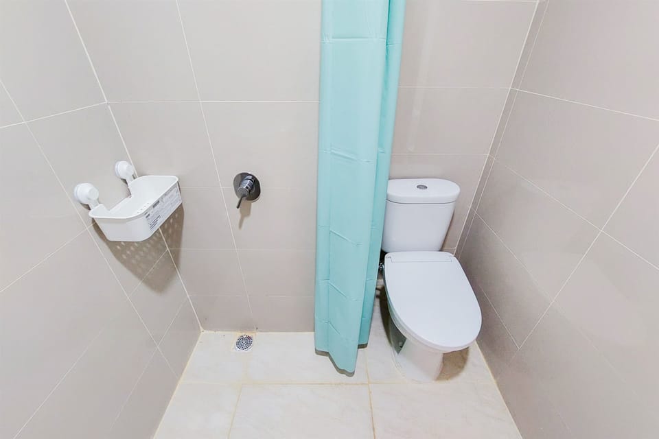 Studio | Bathroom | Shower, towels