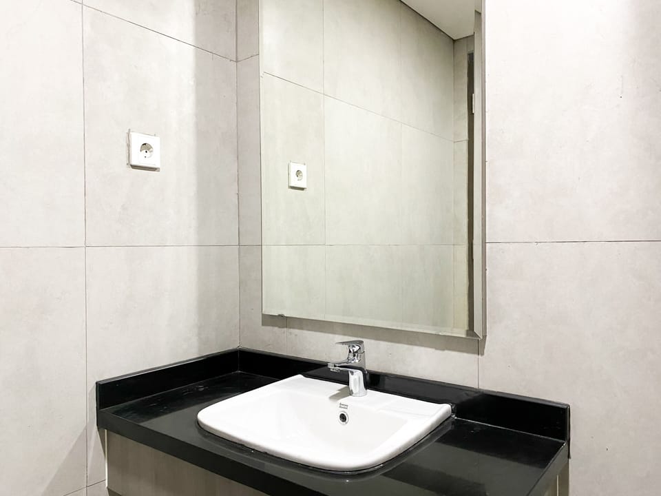 Studio | Bathroom | Shower, towels