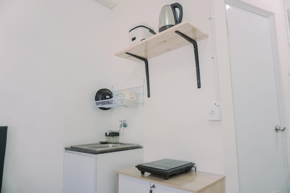 Studio | Private kitchen | Full-size fridge, stovetop