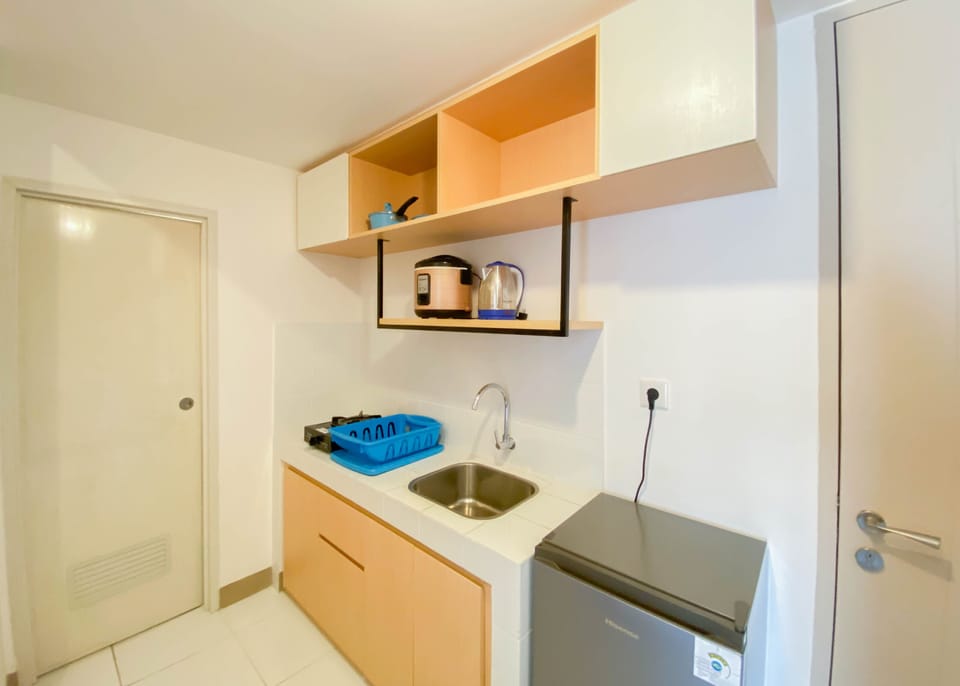Apartment | Private kitchen | Full-size fridge, stovetop