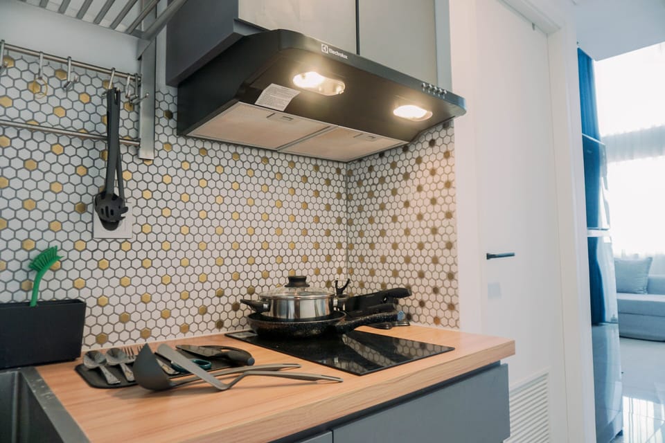 Studio | Private kitchen | Full-size fridge, stovetop