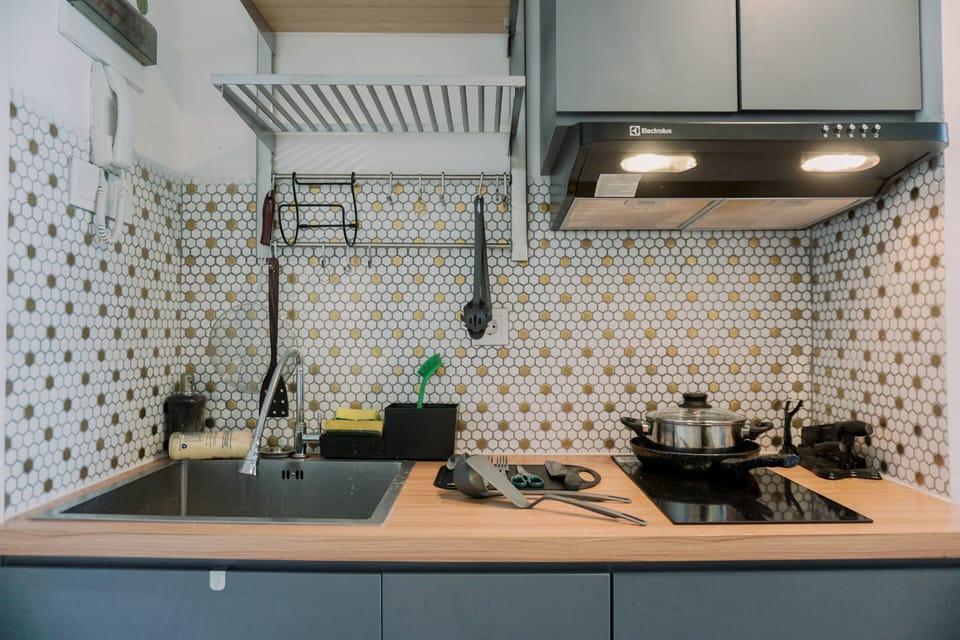 Studio | Private kitchen | Full-size fridge, stovetop