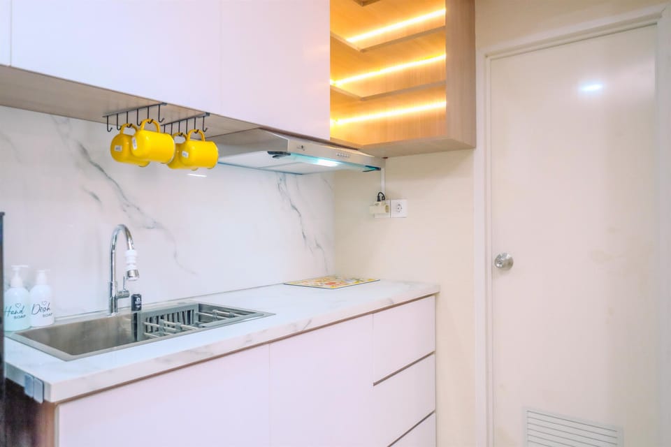Apartment | Private kitchen | Full-size fridge, stovetop