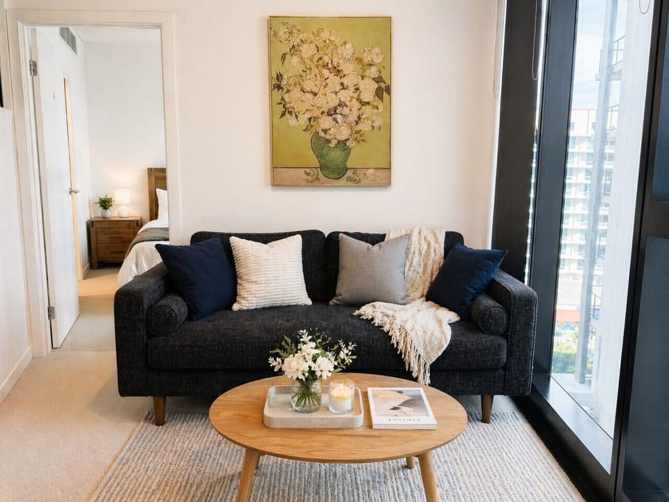 LIVING ROOM WITH COFFEE TABLE