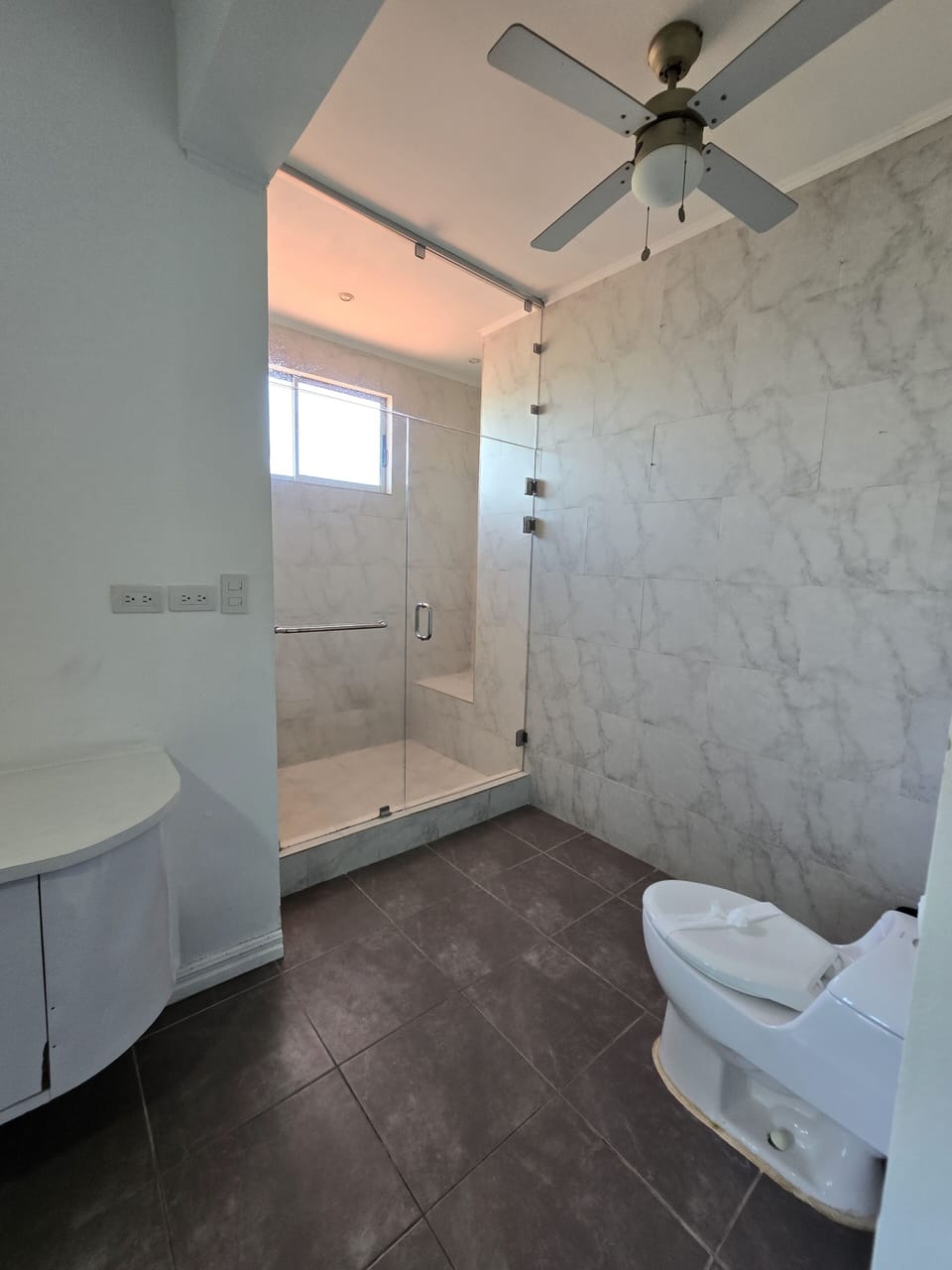 Deluxe Apartment, 3 Bedrooms, Kitchen, Tower | Bathroom | Shower, towels