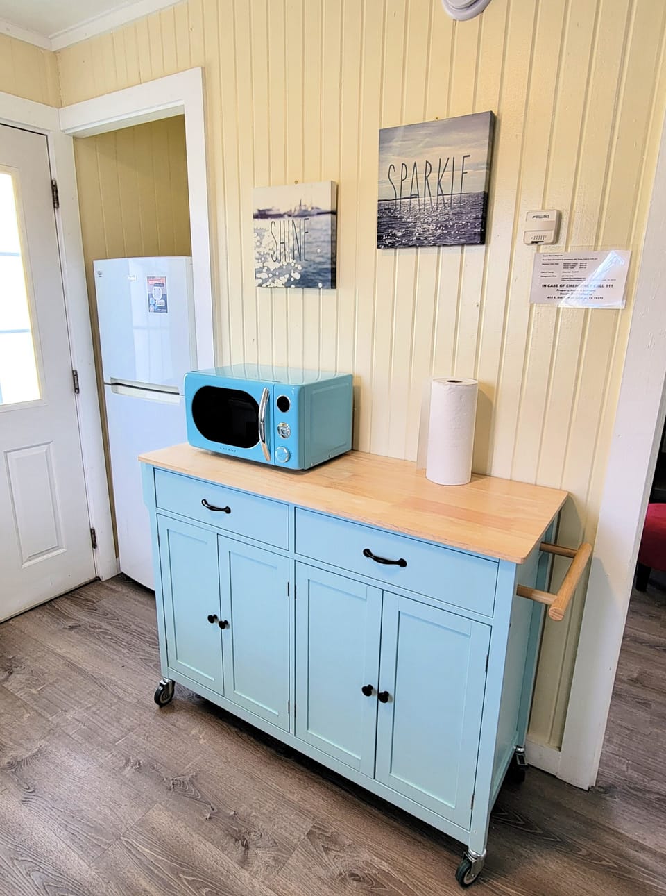 The kitchen bar provides extra storage.