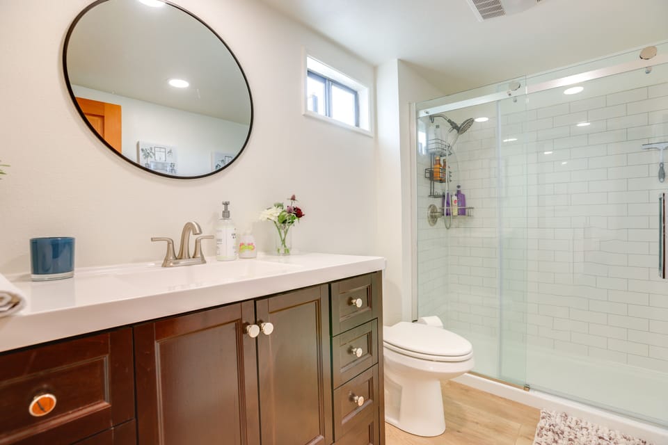 Full Bathroom | 2nd Floor | Towels Provided | Complimentary Toiletries
