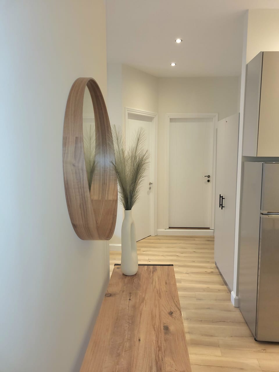 Deluxe Apartment | Private kitchen | Full-size fridge, microwave, oven, stovetop