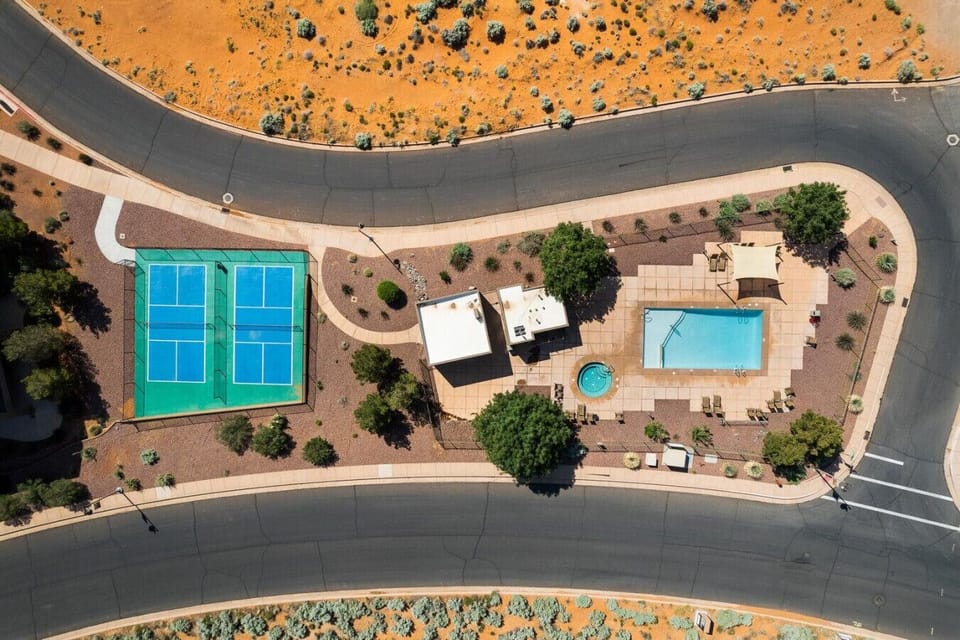 Community pool, hot tub, spa, and pickleball courts