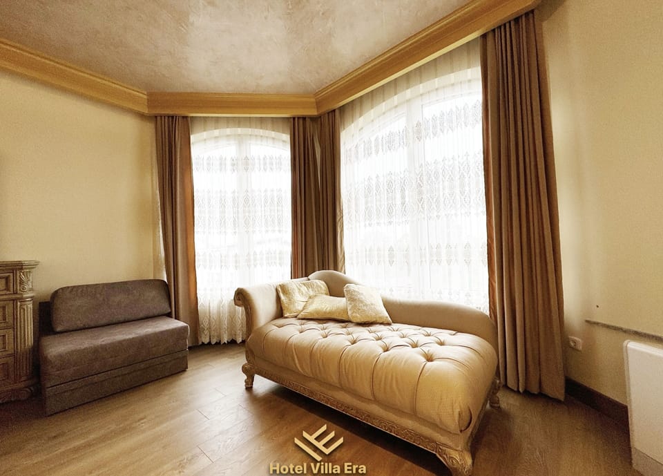 Royal Room, 1 King Bed, Garden View | Street view
