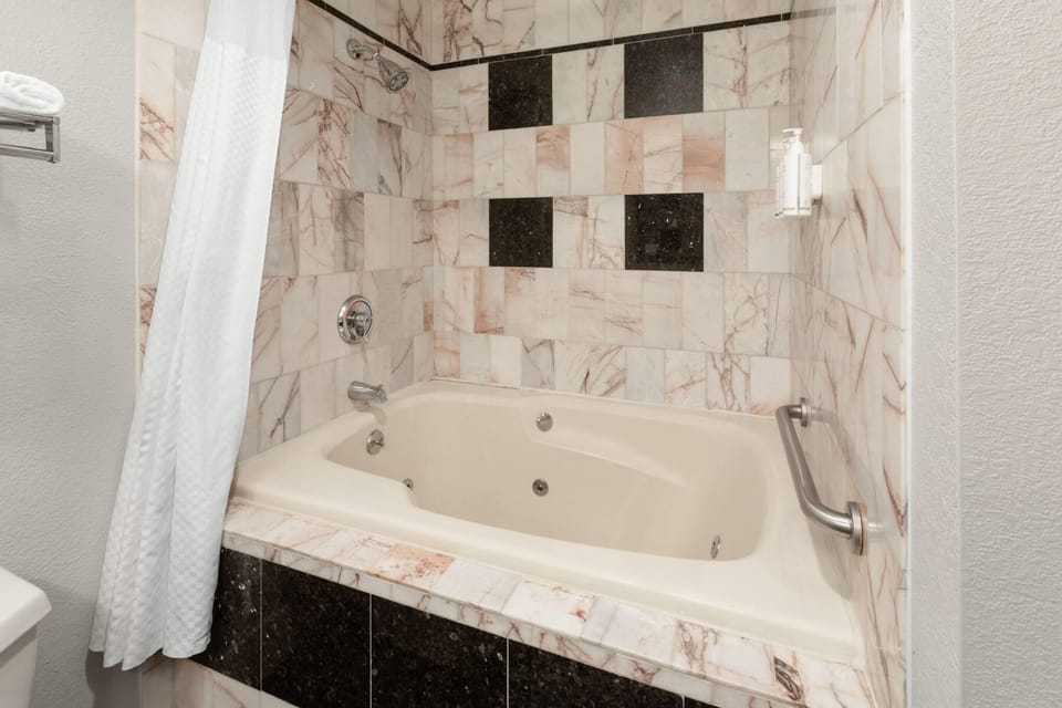 Studio Suite, 1 King Bed, Non Smoking | Jetted tub