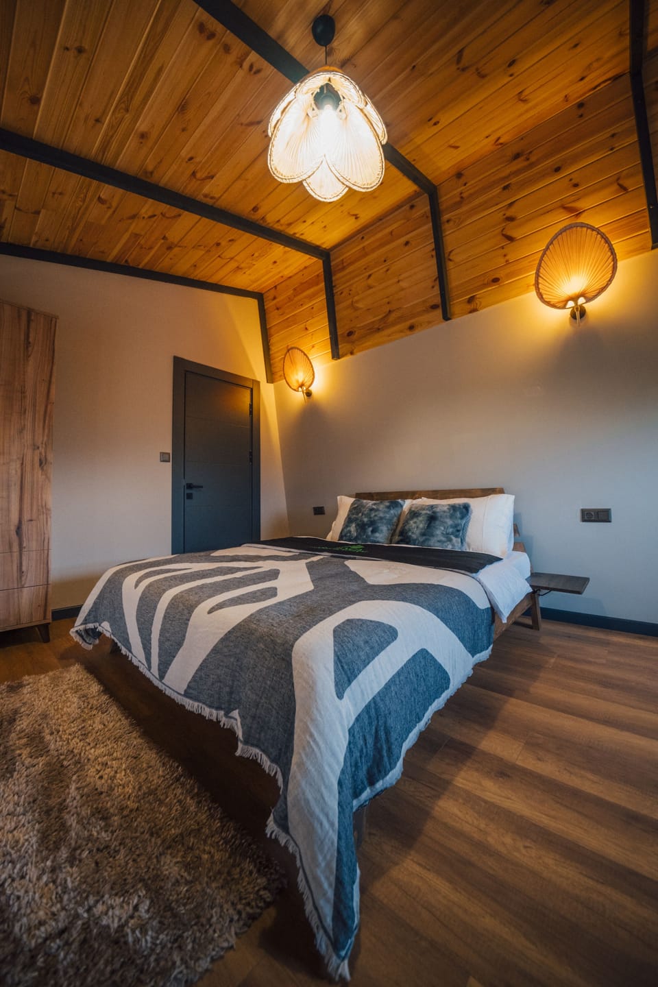 1 bedroom, Egyptian cotton sheets, premium bedding