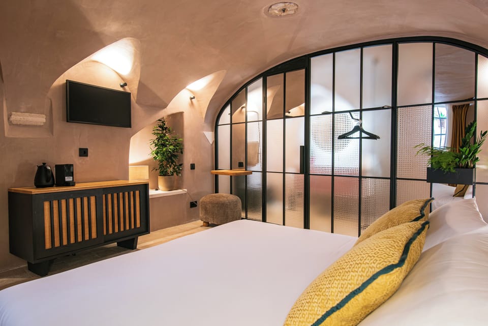 Basic Room | Egyptian cotton sheets, premium bedding, memory foam beds, in-room safe