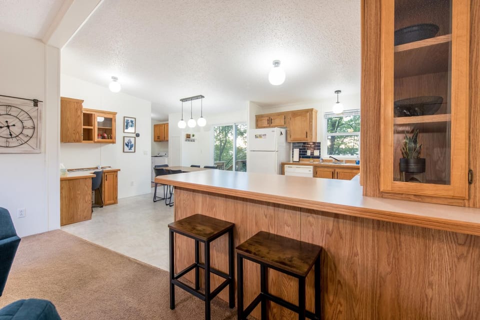 Eat-In Kitchen
