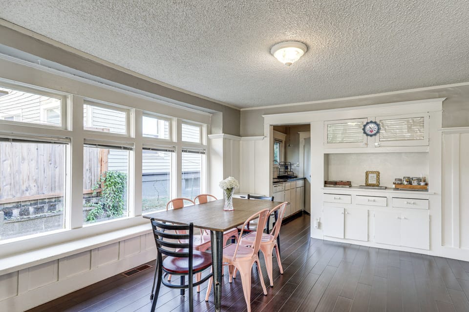 Dining Room | Dishware & Flatware | Desk | Free WiFi