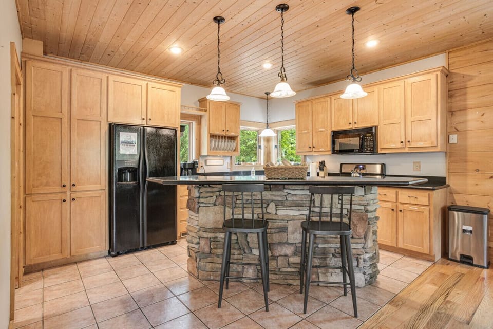 From cooking up family meals to grabbing a quick coffee, this kitchen has it all – gas stove, bartop seating, and all the cookware and dishes you could need.