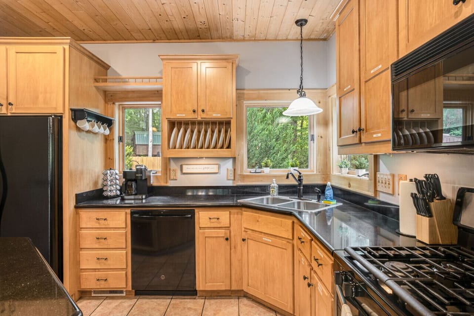 Cook like a pro in this fully stocked kitchen! With all the cookware, dishes, and even a Keurig for your morning coffee, it`s got everything you need to feel at home.